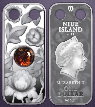 Монета-подвеска с янтарём