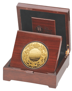 Золотая монета 5 фунтов в честь крещения наследника британского престола, в футляре
